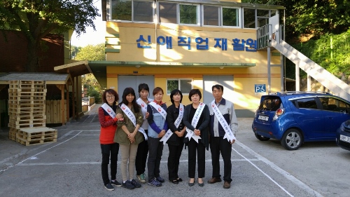 신애재활원에서 단체사진